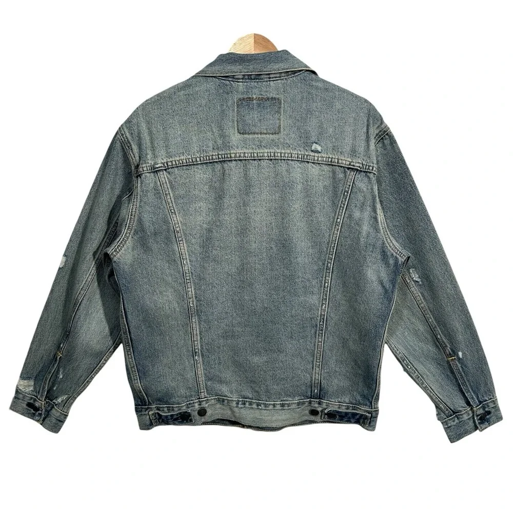 Levis‎ Mens Denim Trucker Jacket Size L Light Indigo Distressed Relaxed Fit